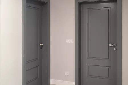Klasyczne szare drzwi przylgowe